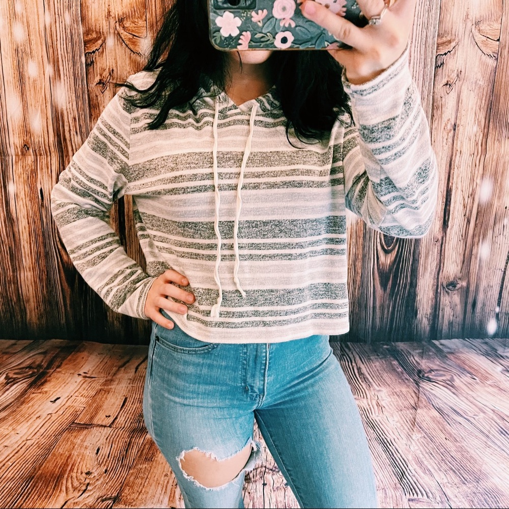 Sadie Robertson long sleeve crop top